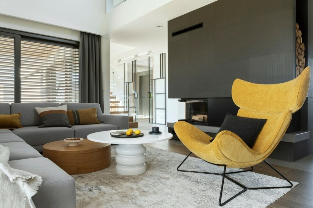 Colors That Go With Charcoal Gray When Decorating a Home