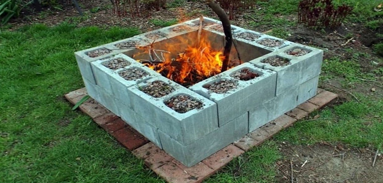 outdoor fireplace Using cinder blocks