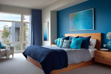 what color bedding goes with blue walls